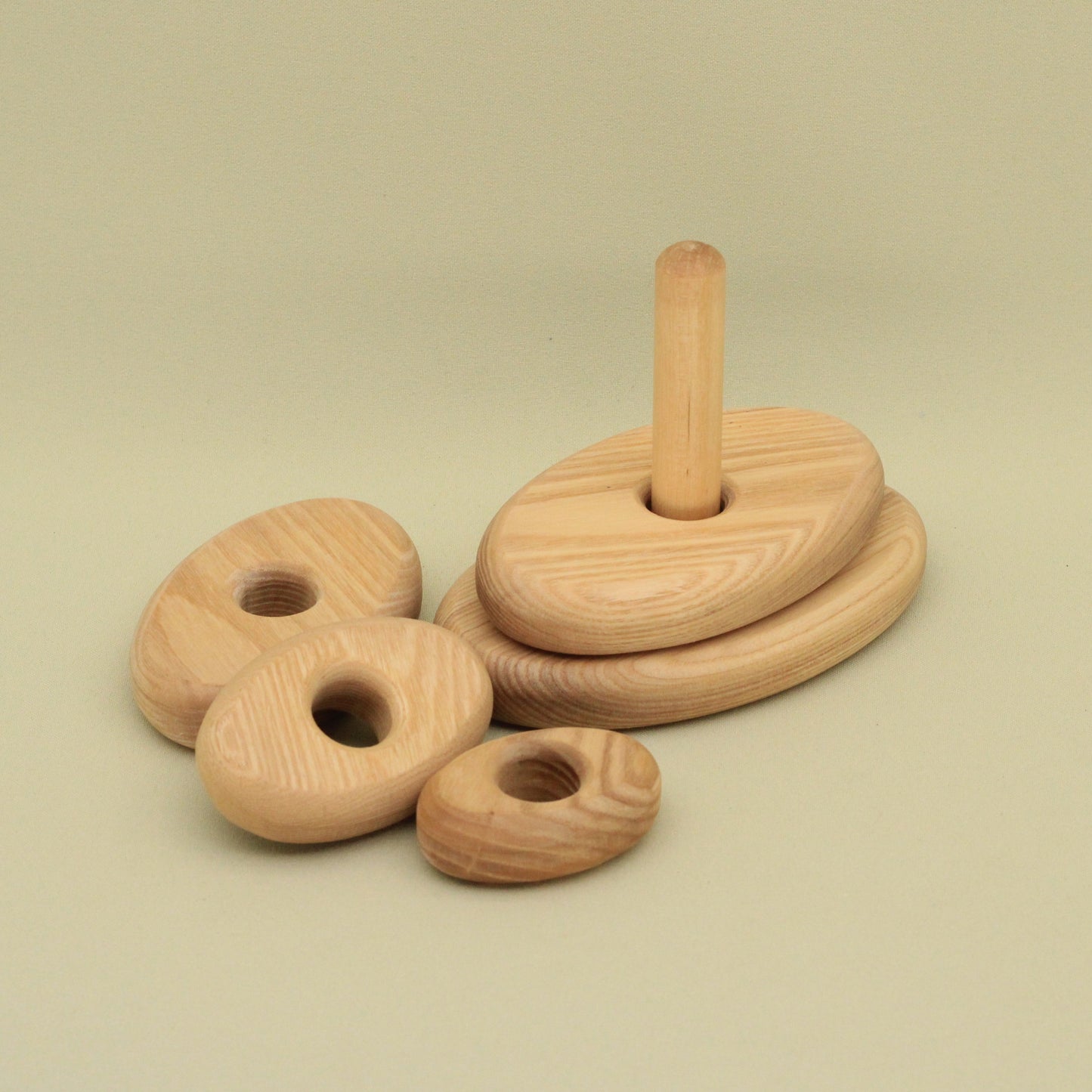 Lotes Toys Natural Oval Wooden Stacking Pyramid PY25