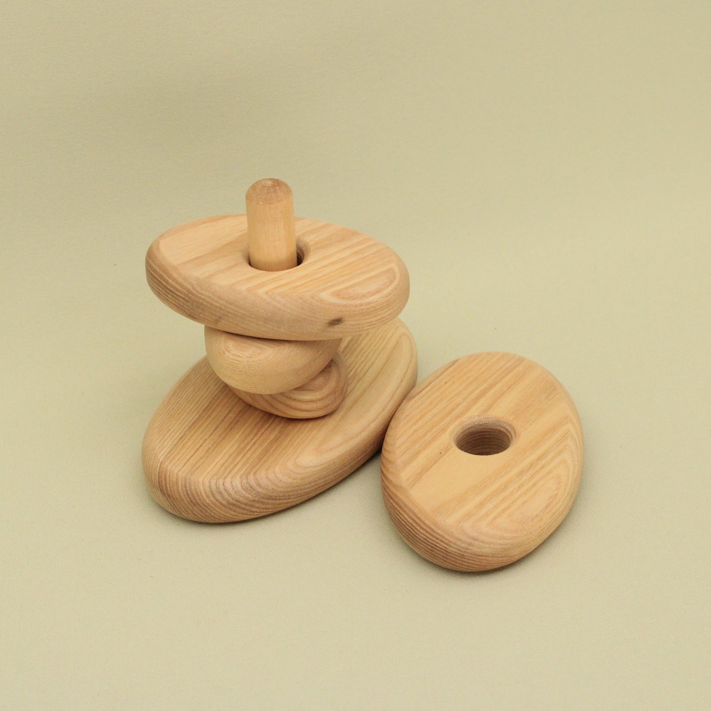 Lotes Toys Natural Oval Wooden Stacking Pyramid PY25