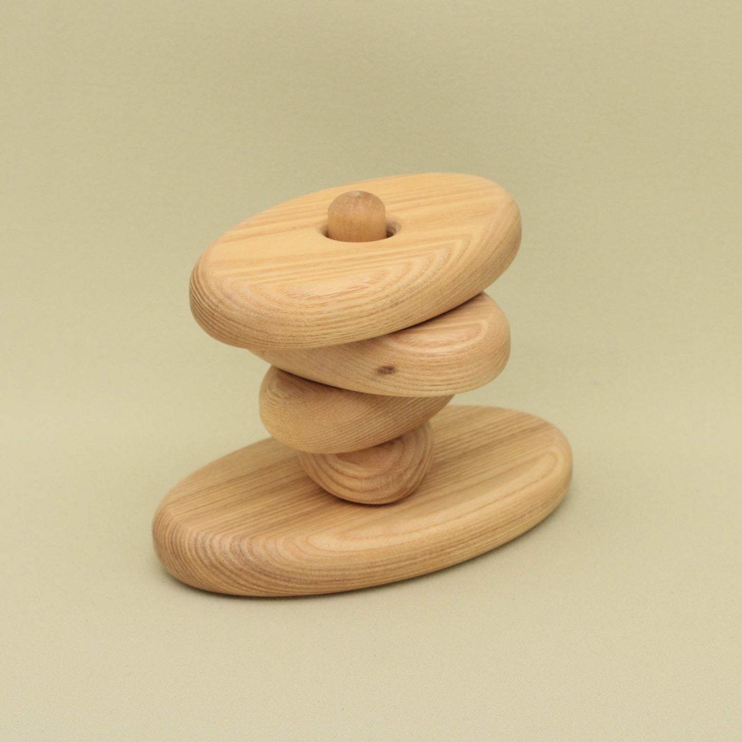 Lotes Toys Natural Oval Wooden Stacking Pyramid PY25