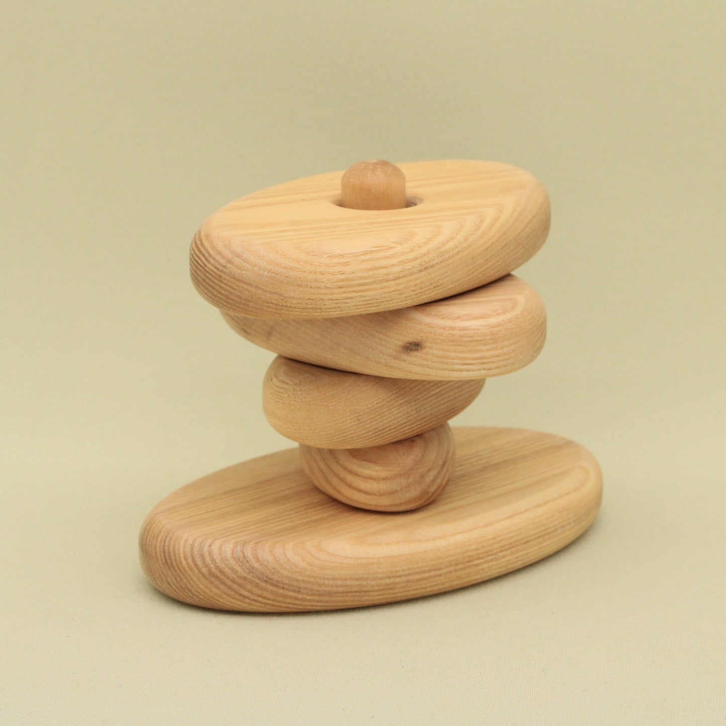Lotes Toys Natural Oval Wooden Stacking Pyramid PY25