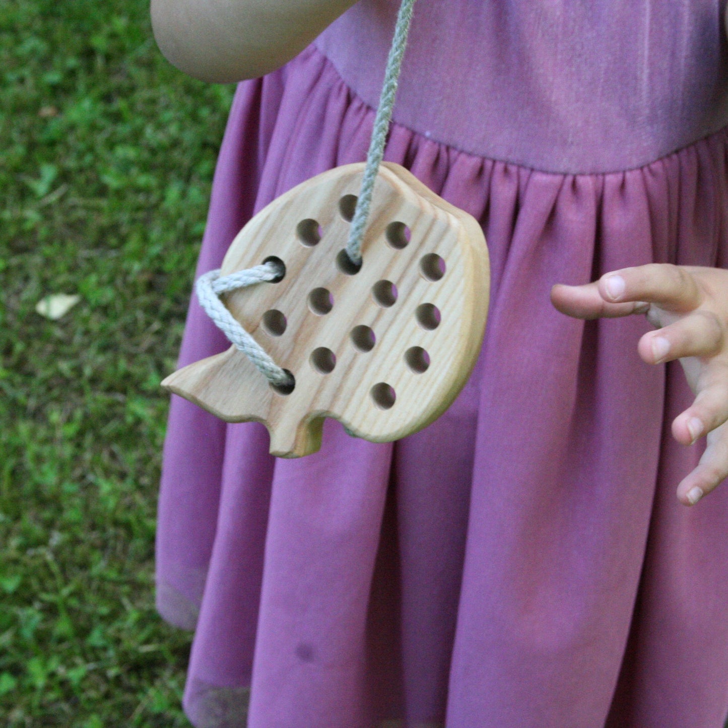 Lotes Toys Natural Wooden Threading Lacing Apple TT02