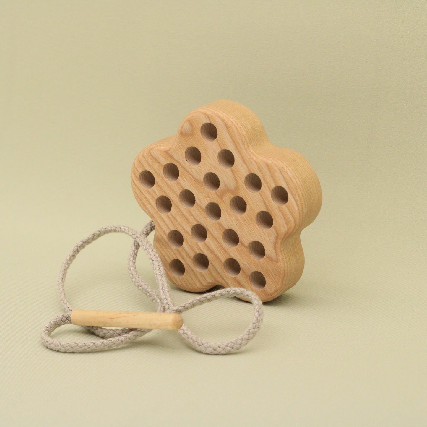 Lotes Toys Natural Wooden Threading Lacing Flower TT23
