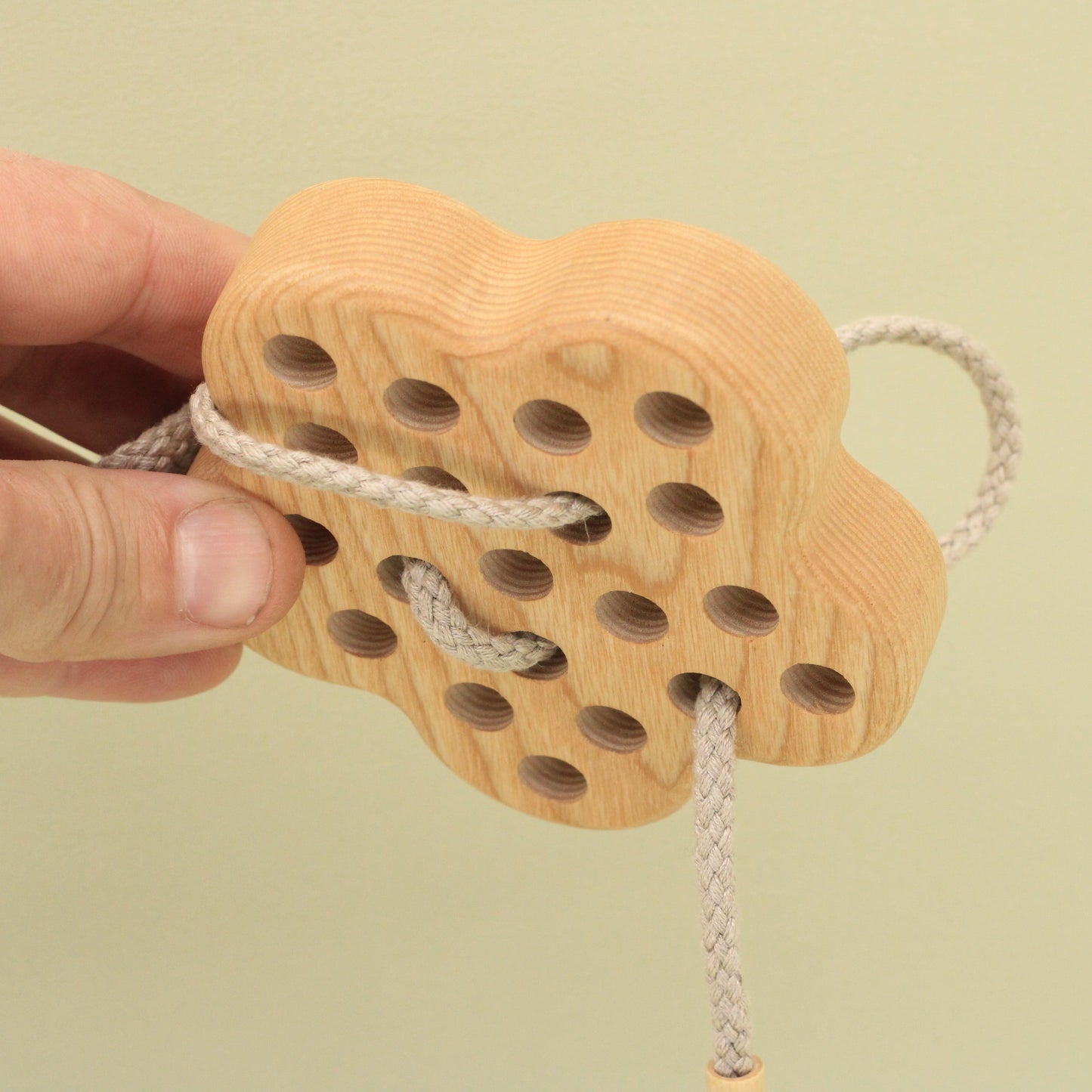 Lotes Toys Natural Wooden Threading Lacing Flower TT23