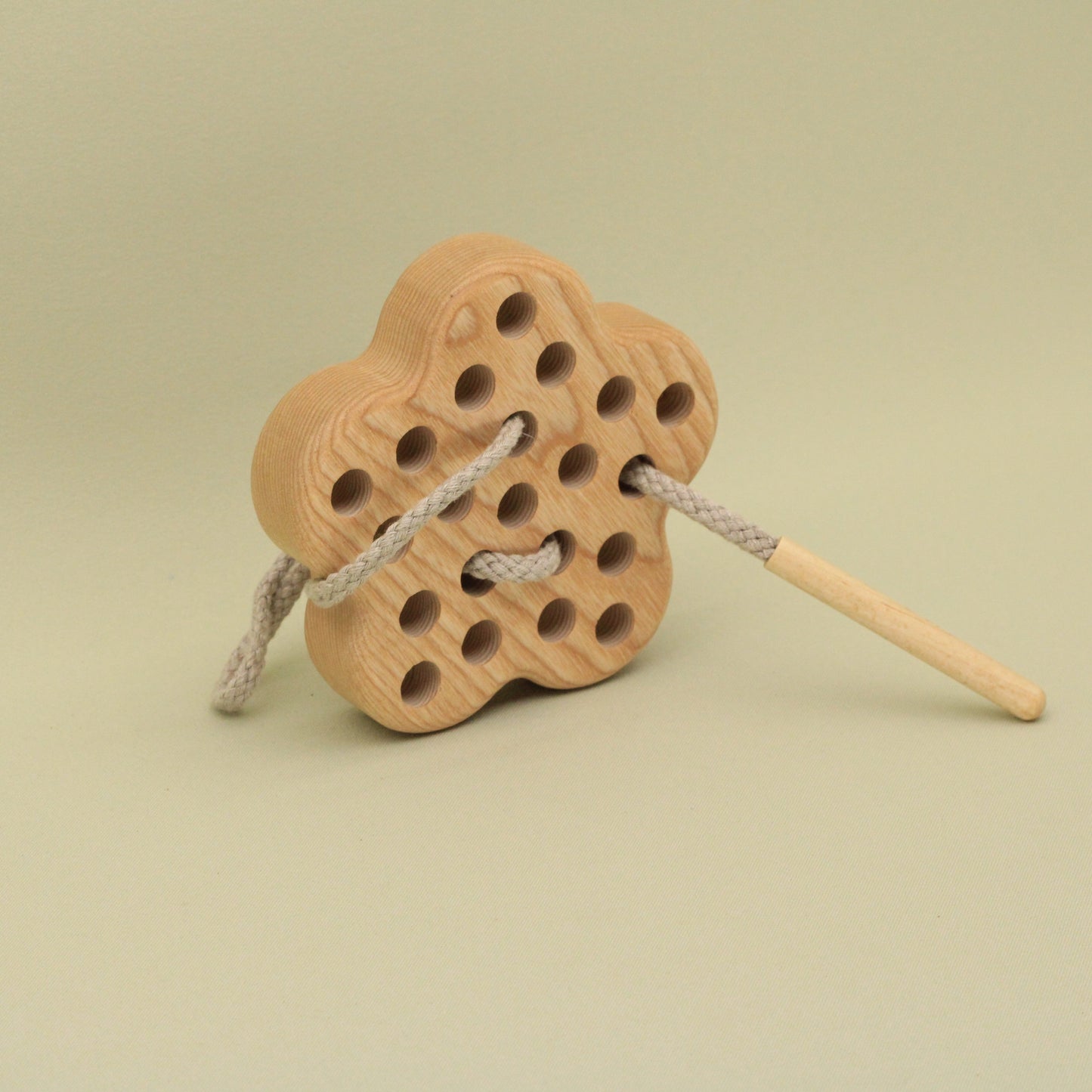Lotes Toys Natural Wooden Threading Lacing Flower TT23