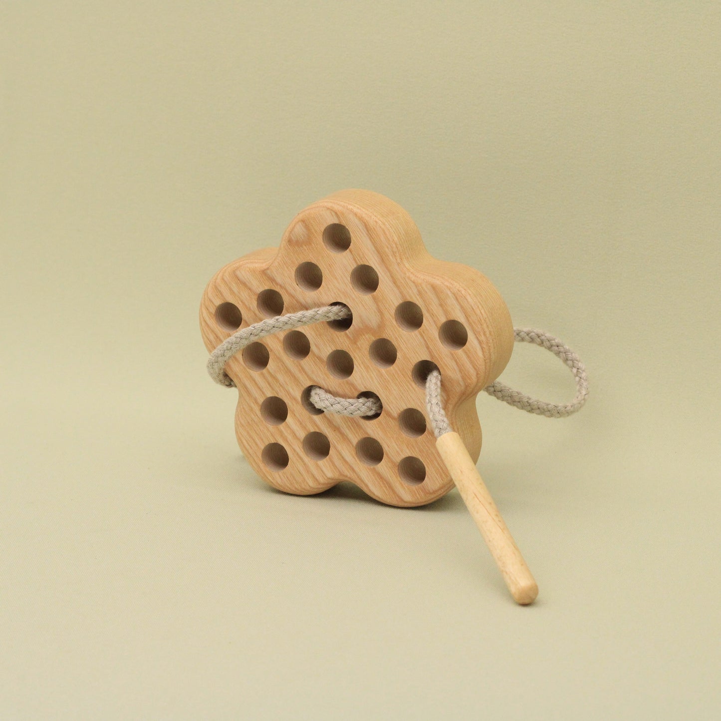 Lotes Toys Natural Wooden Threading Lacing Flower TT23