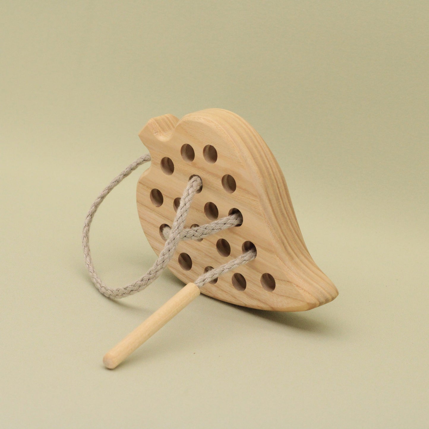 Lotes Toys Natural Wooden Threading Lacing Leaf TT08