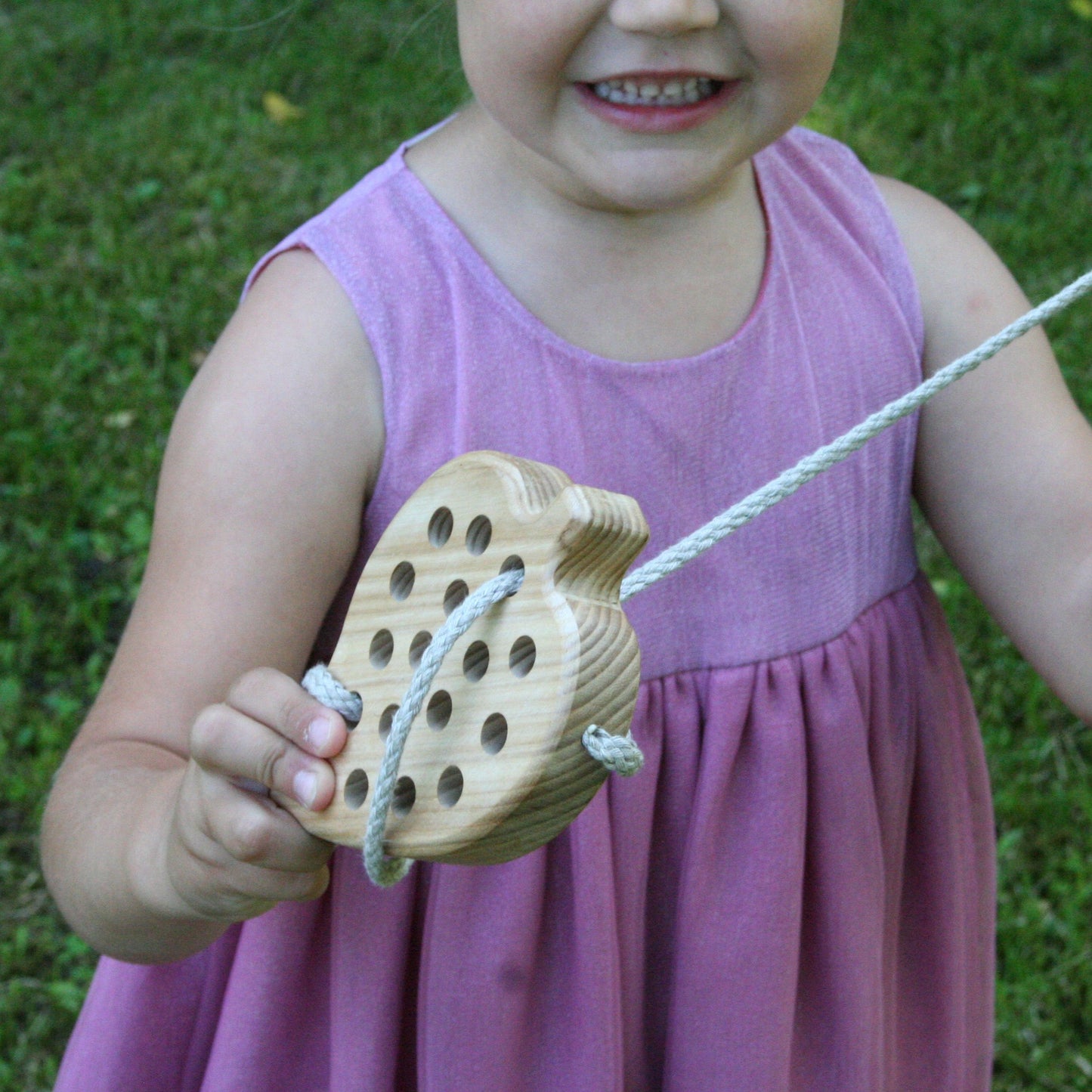 Lotes Toys Natural Wooden Threading Lacing Leaf TT08