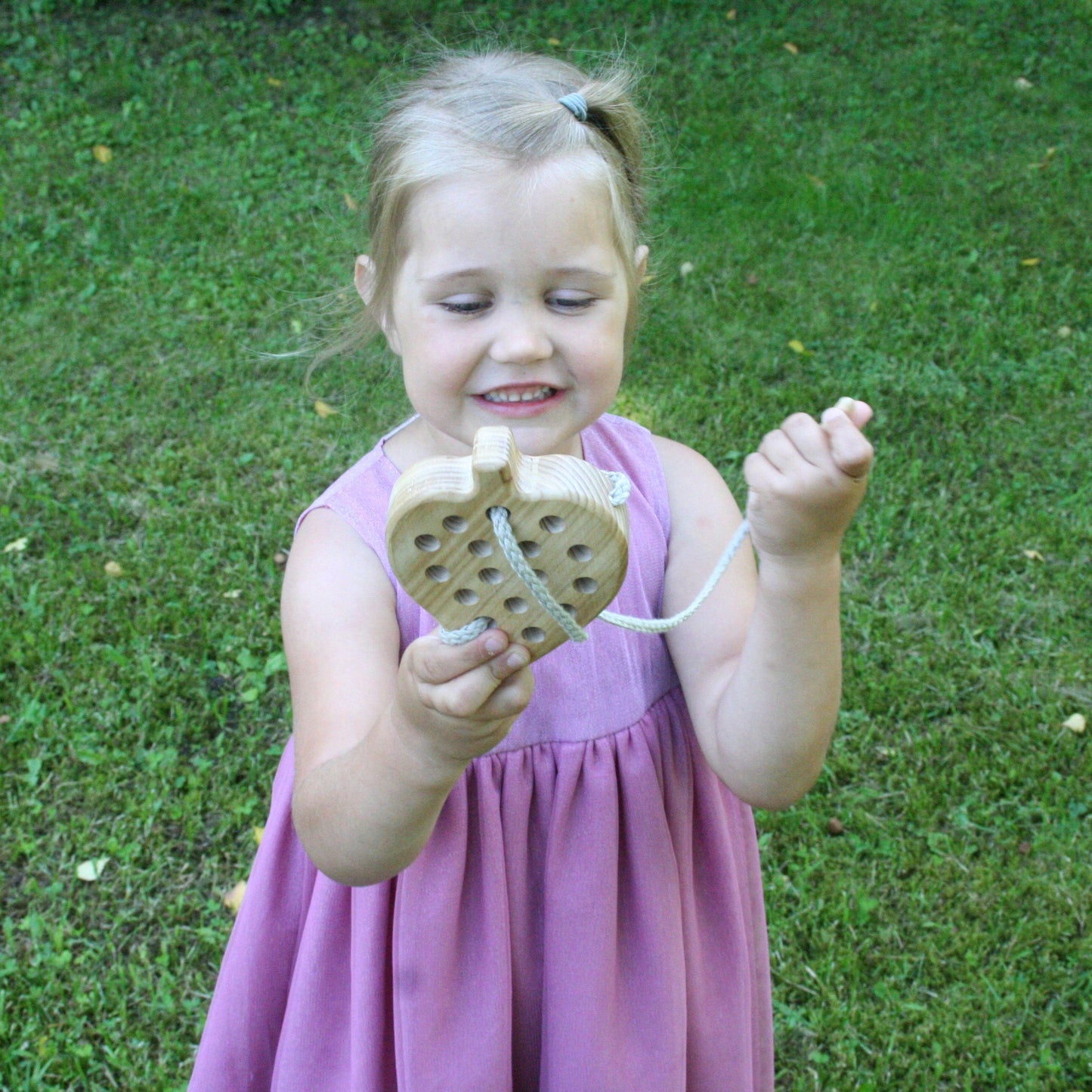 Lotes Toys Natural Wooden Threading Lacing Leaf TT08
