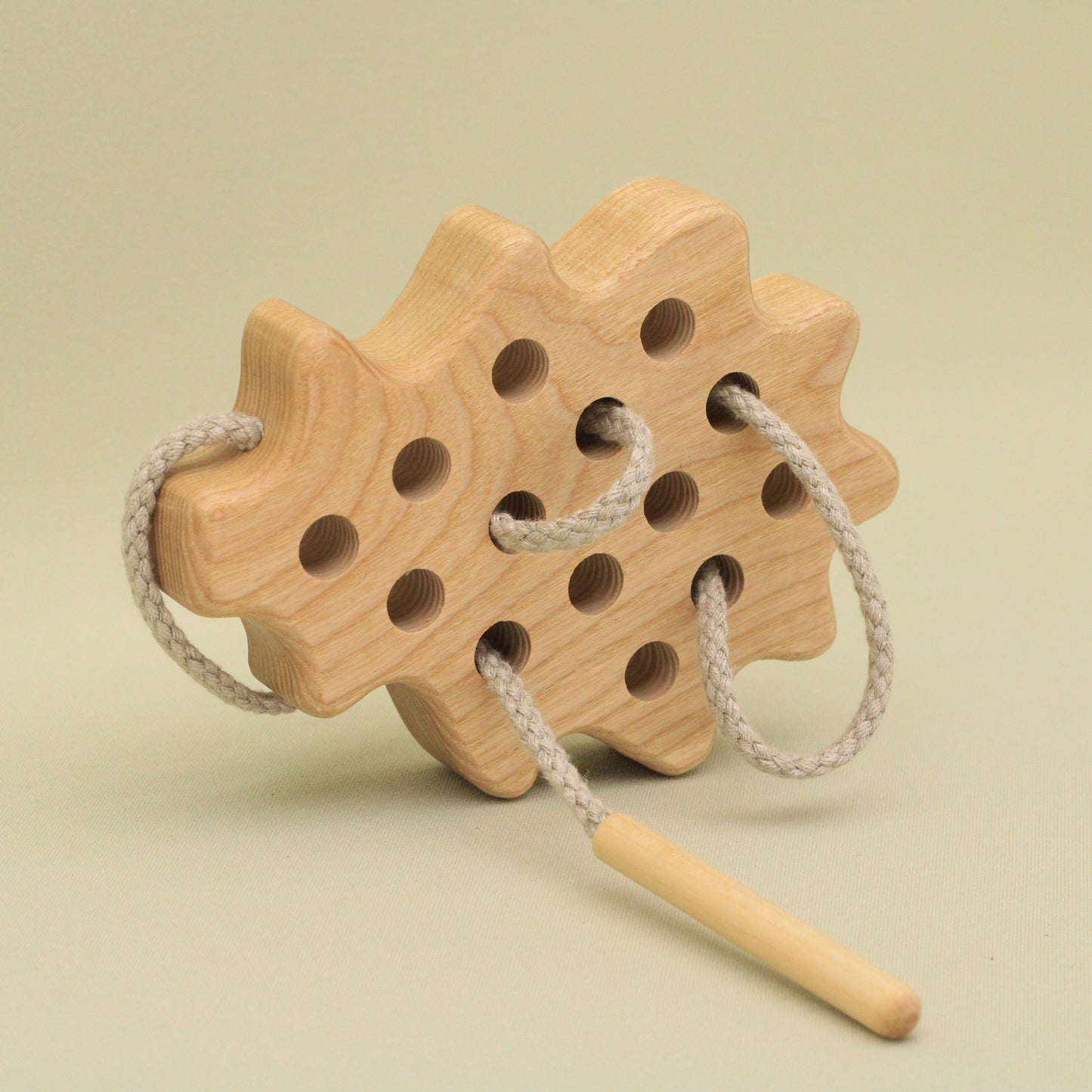 Lotes Toys Natural Wooden Threading Lacing Oak-Leaf TT09