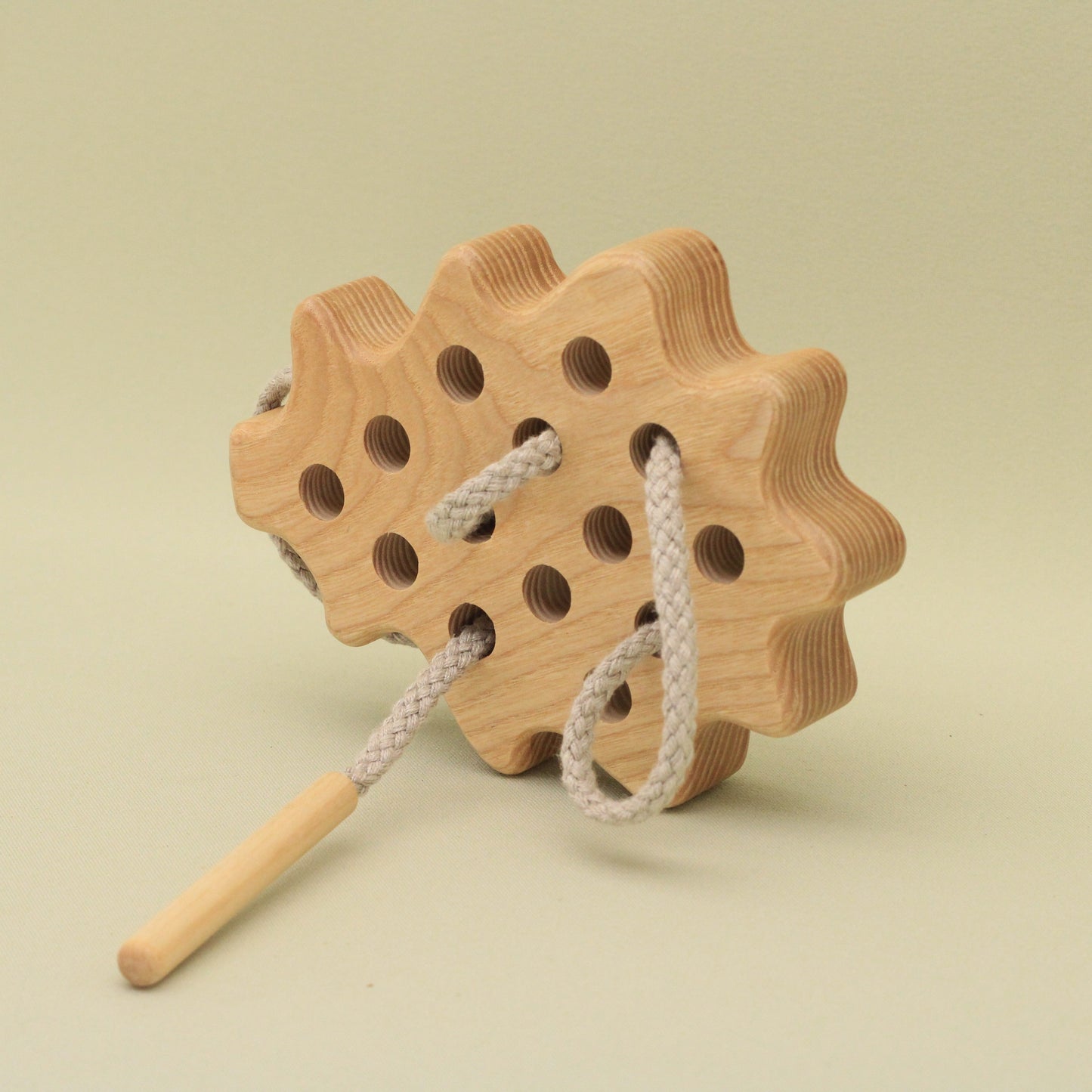 Lotes Toys Natural Wooden Threading Lacing Oak-Leaf TT09
