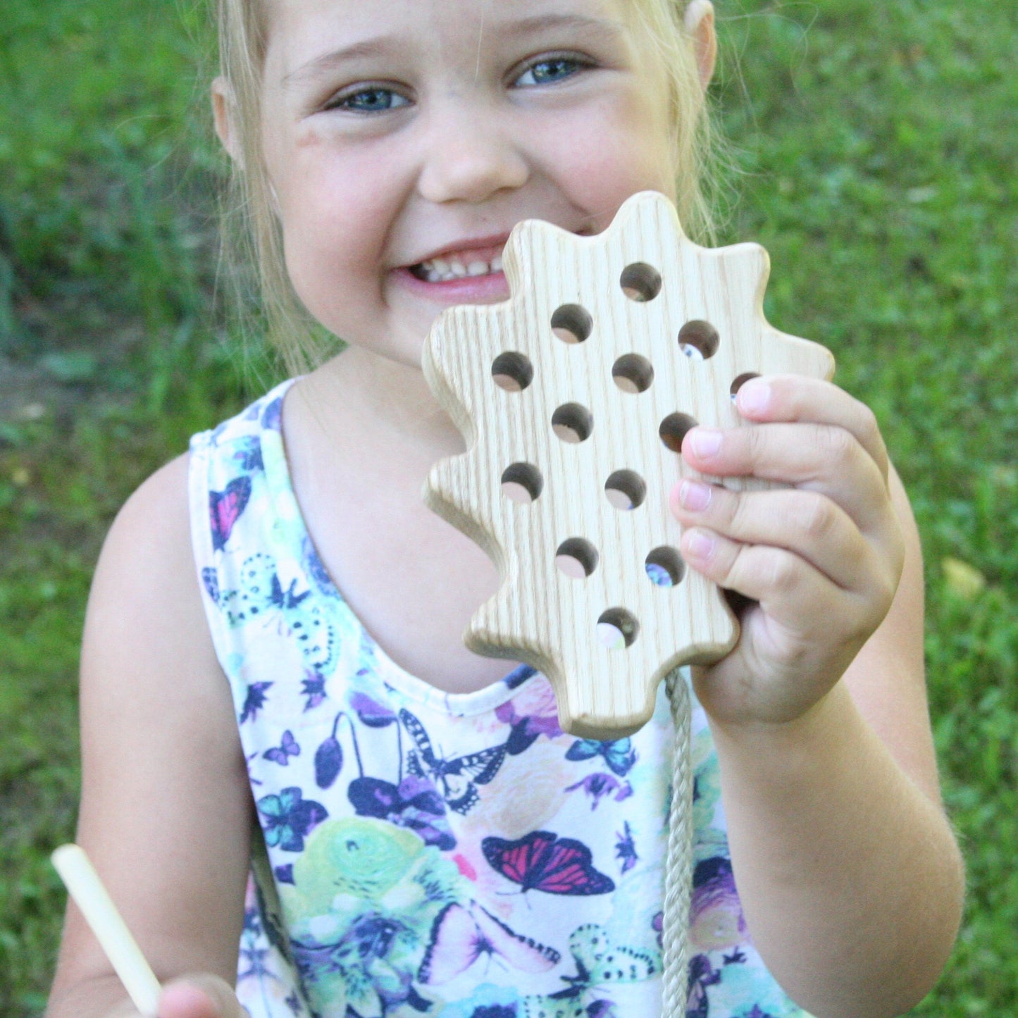 Lotes Toys Natural Wooden Threading Lacing Oak-Leaf TT09