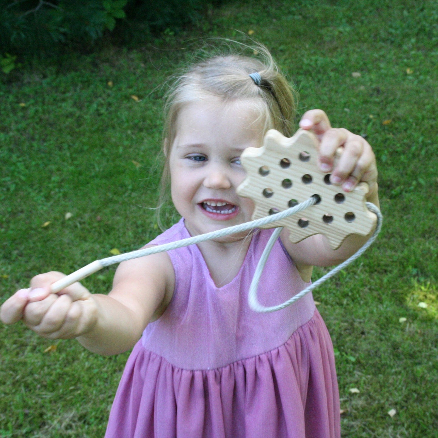 Lotes Toys Natural Wooden Threading Lacing Oak-Leaf TT09
