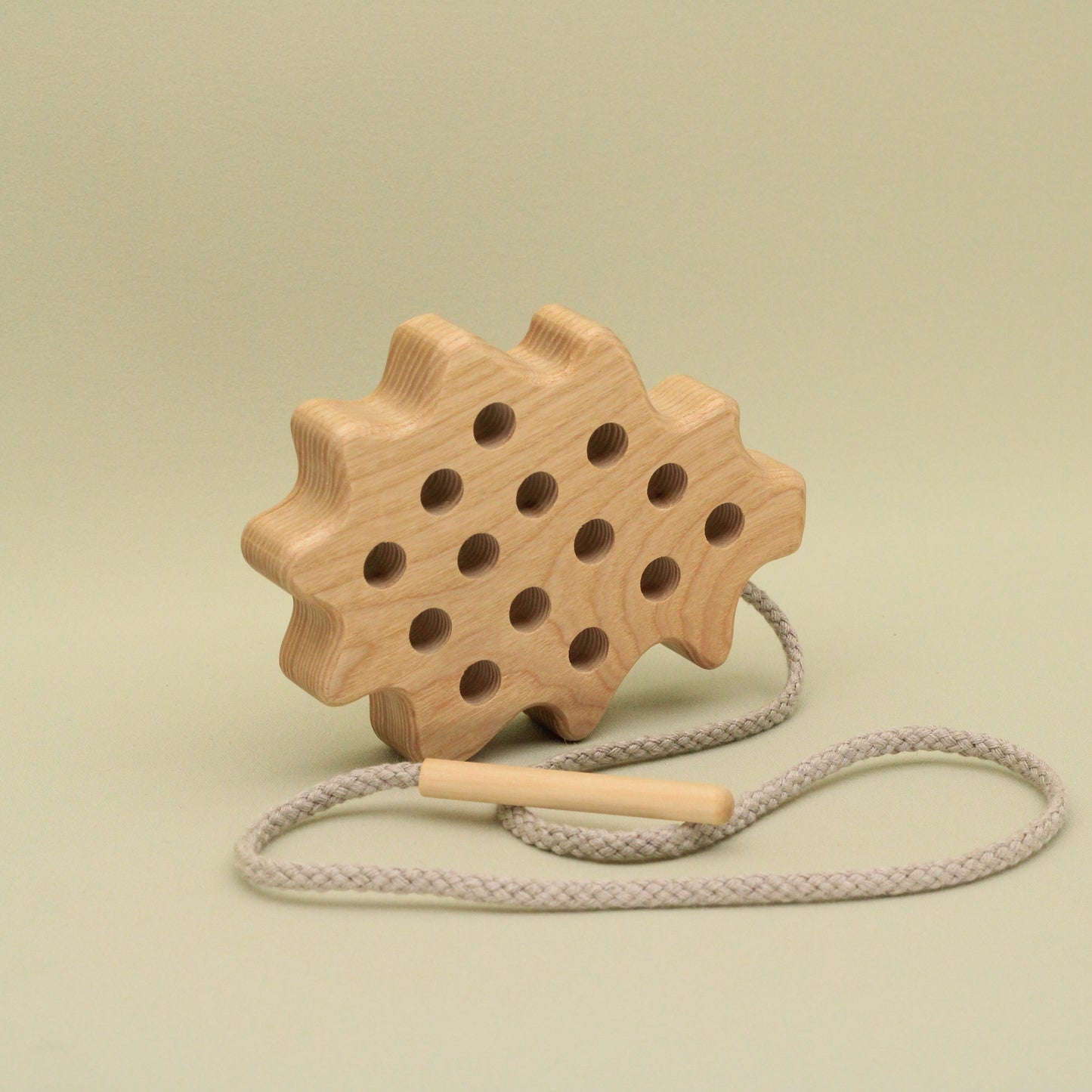 Lotes Toys Natural Wooden Threading Lacing Oak-Leaf TT09