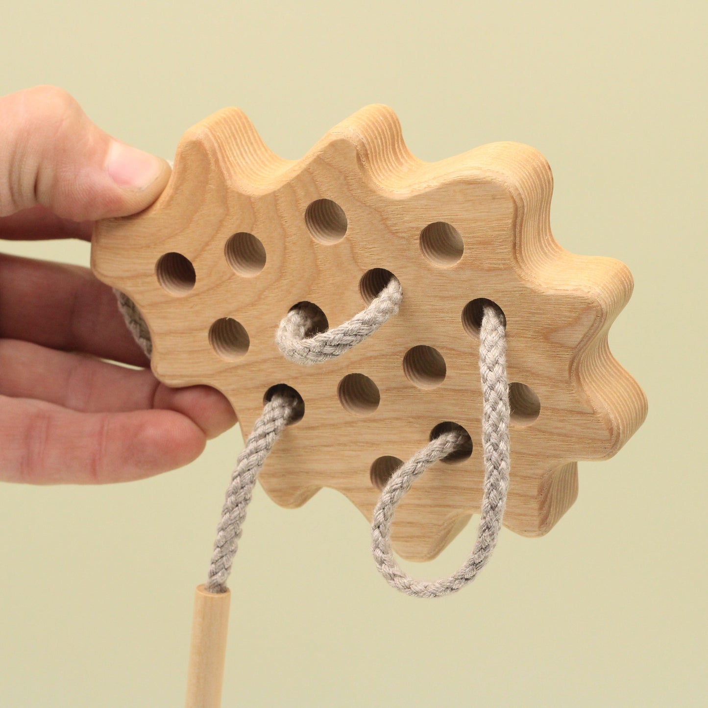 Lotes Toys Natural Wooden Threading Lacing Oak-Leaf TT09