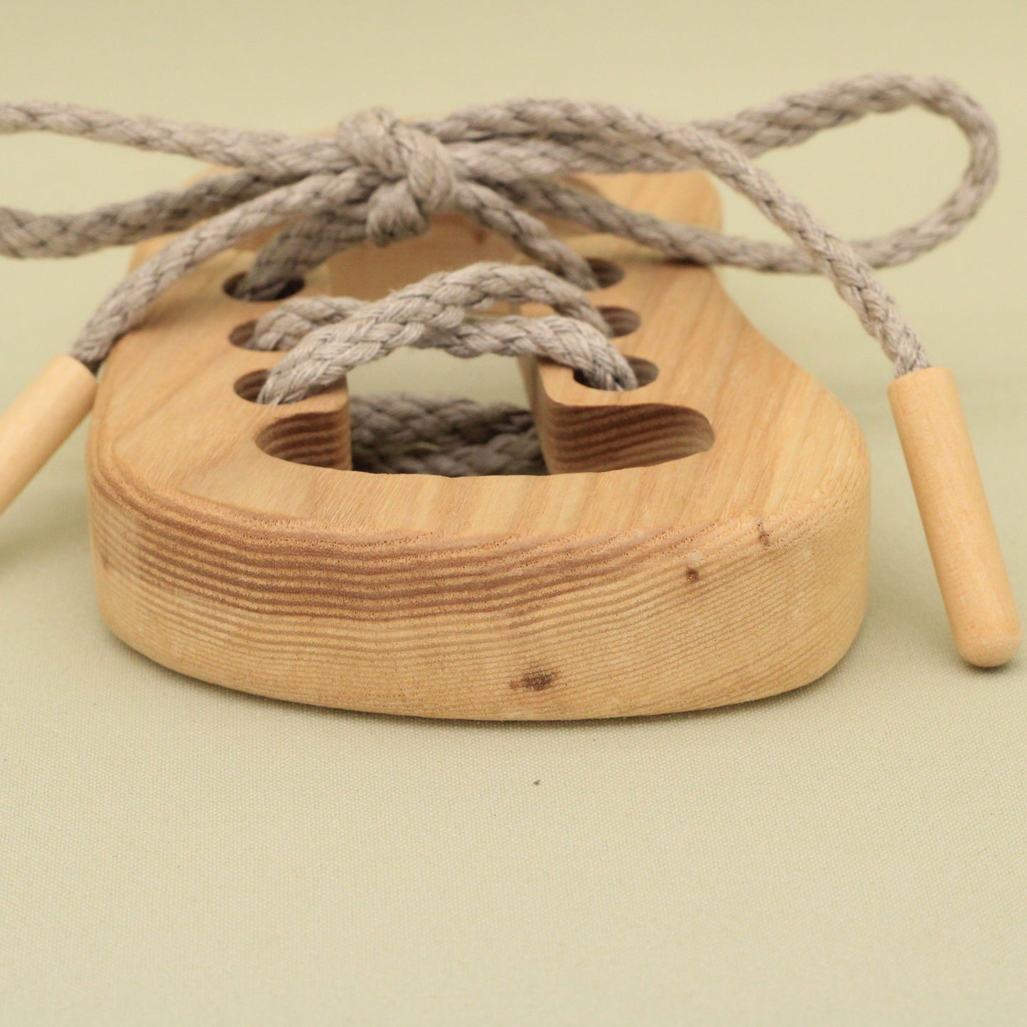 Lotes Toys Natural Wooden Threading Lacing Shoe Riht TT19R