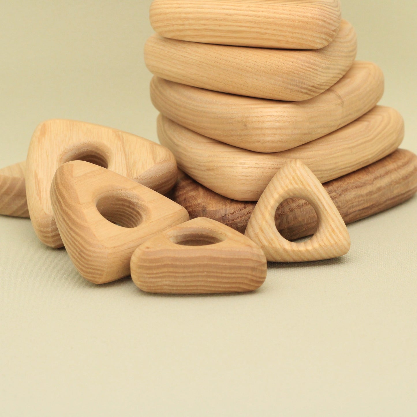 Lotes Toys Natural Triangle Wooden Stacking Pyramid - 10 pieces PY05