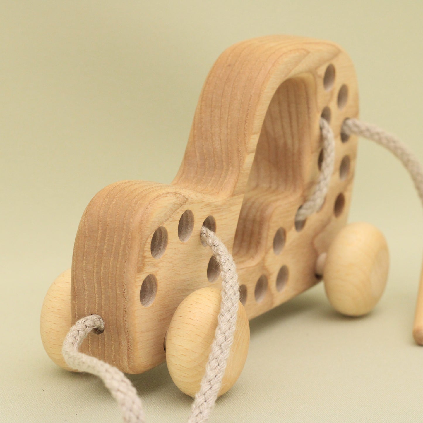 Lotes Toys Natural Wooden Threading Lacing Bus TT62