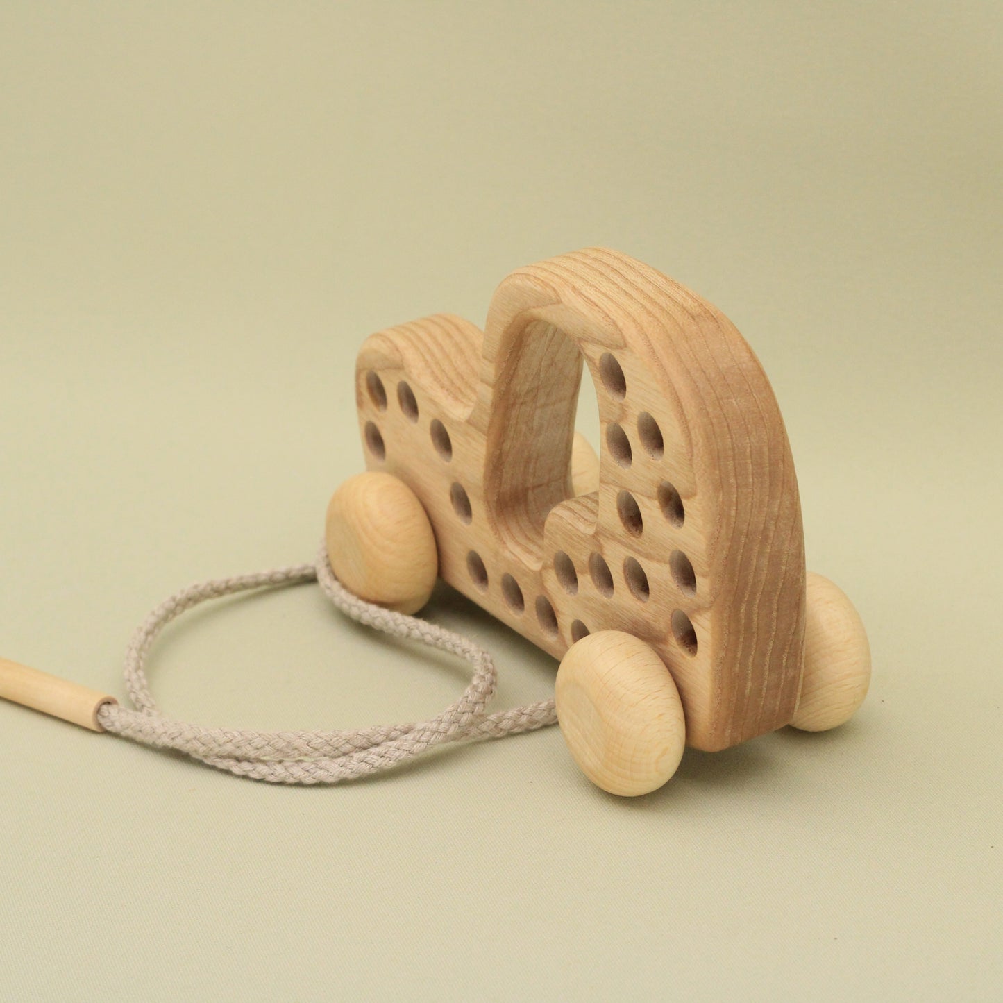 Lotes Toys Natural Wooden Threading Lacing Bus TT62