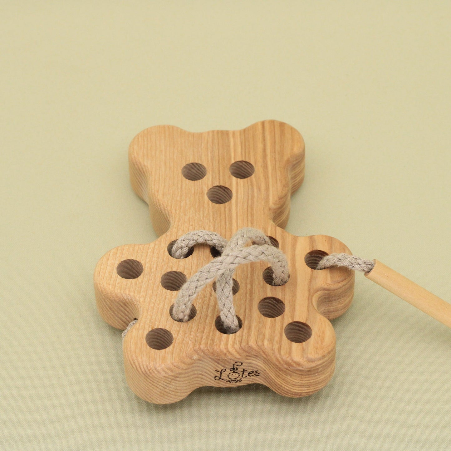 Lotes Toys Natural Wooden Threading Lacing Bear TT22