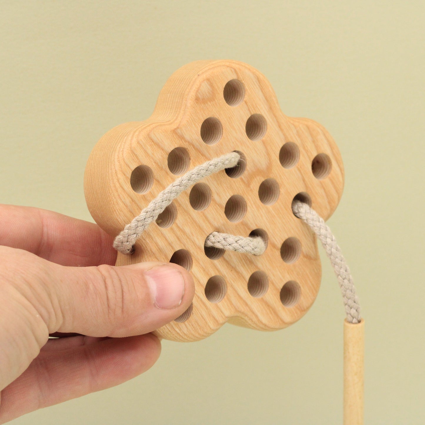 Lotes Toys Natural Wooden Threading Lacing Flower TT23