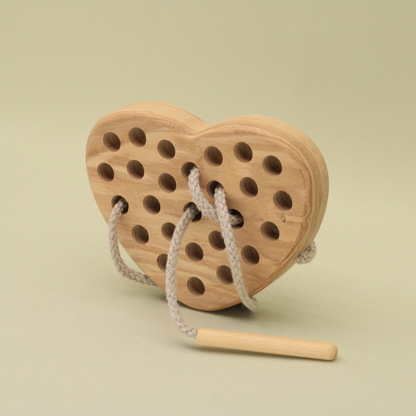 Lotes Toys Natural Wooden Threading Lacing Heart TT20