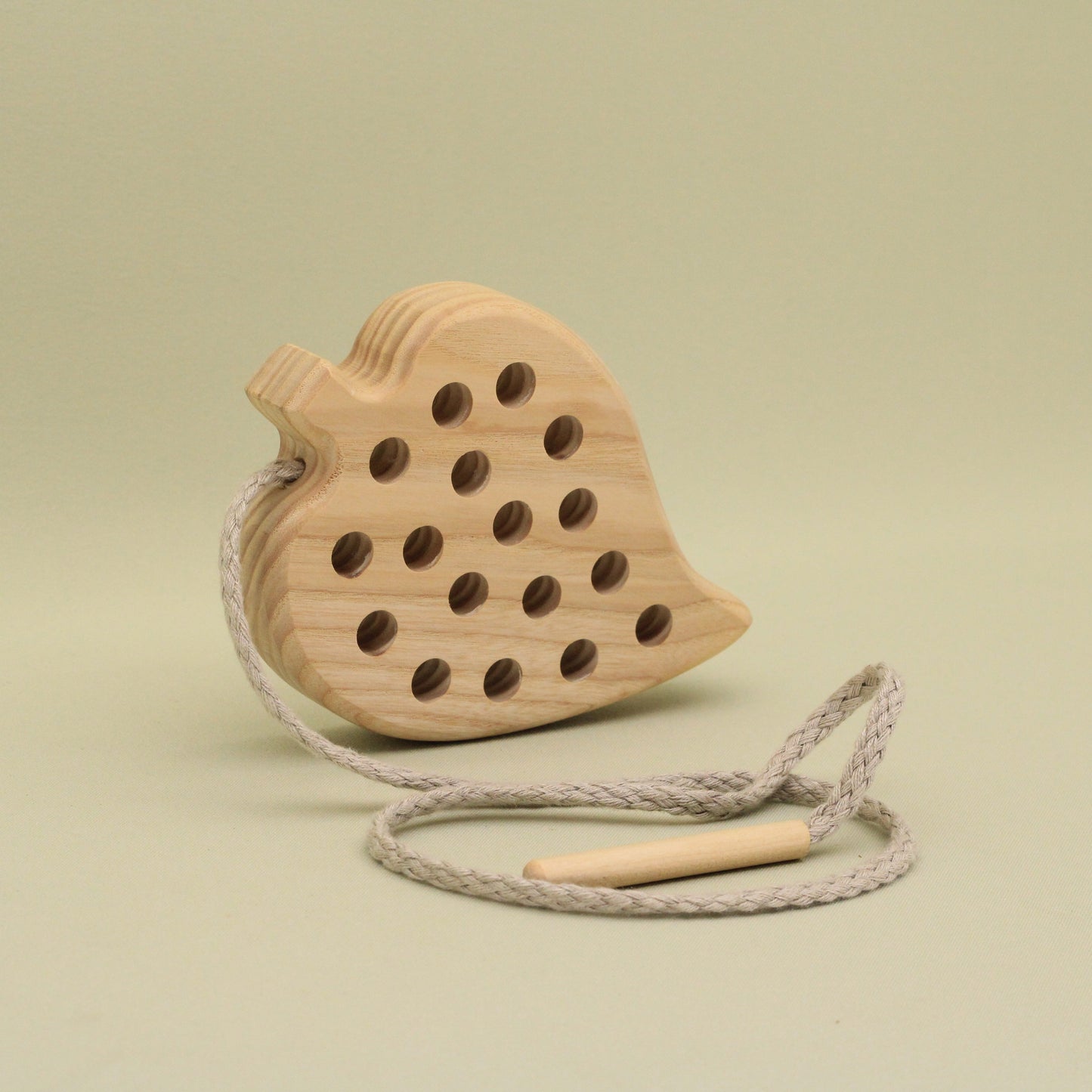 Lotes Toys Natural Wooden Threading Lacing Leaf TT08
