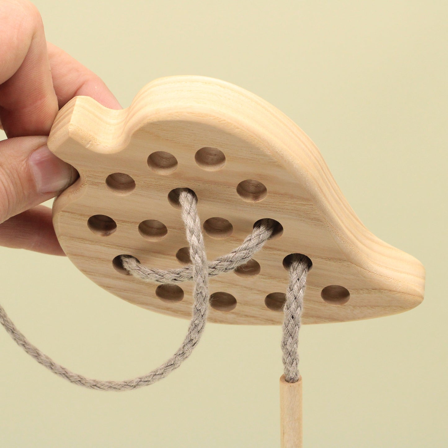Lotes Toys Natural Wooden Threading Lacing Leaf TT08