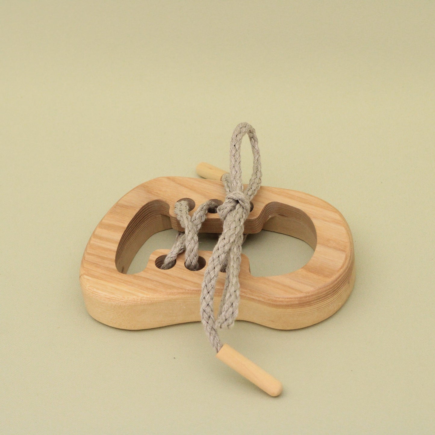Lotes Toys Natural Wooden Threading Lacing Shoe Riht TT19R
