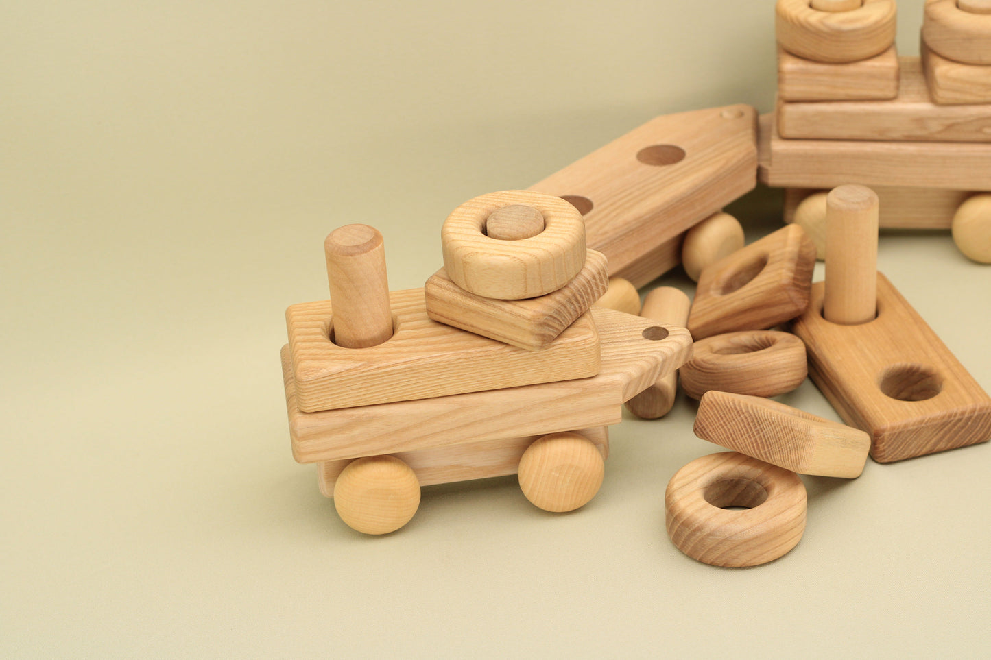 Lotes Toys Wooden Construction Train BT04