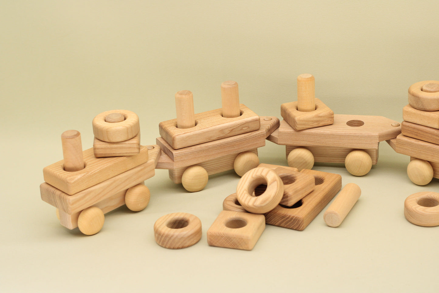 Lotes Toys Wooden Construction Train BT04